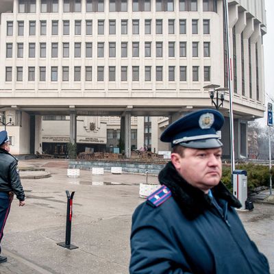 Poliisit partioivat paikallishallinnon rakennuksen edustalla Krimin niemimaalla Simferpolissa.