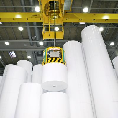 Konecranesin paperirullanosturi M-realin tehtaalla.