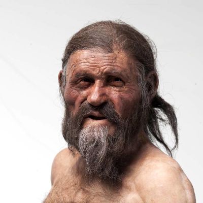 Ötzia esittävä vahanukke Etelä-Tirolin arkeologisen museon kokoelmissa Italiassa.