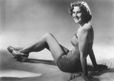 Miss Universum 1952 Armi Kuusela Sotainvalidien Veljesliiton postikortissa.