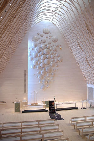 Interiör från Kuokkala kyrka som har ett modernt formspråk. Kyrkan invigdes på Kyndelsmässodagen i februari 2010 Interiör från Kuokkala kyrka