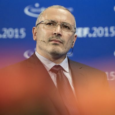 Mihail Hodorkovski katsoo ylävasemmalle. Hänellä on tumma puku ja kravatti. Tausta on sininen. Taustakankaassa näkyy lyhenne SEF 2015, joka tulee sanoista Swiss Economic Forum 2015.