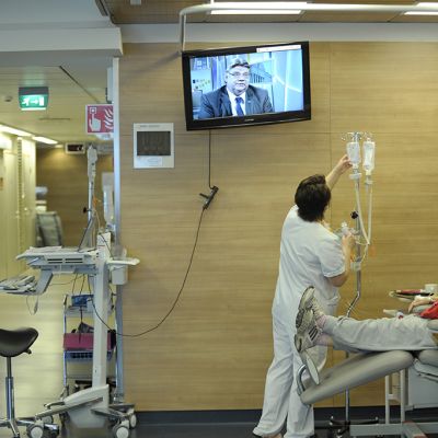 Sairaanhoitaja työssä.