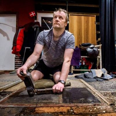 Kuvassa foleyartisti Heikki Kossi studiollaan.