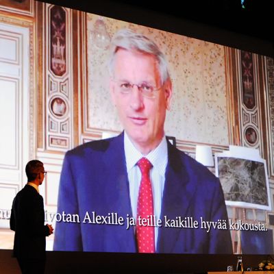 Carl Bildt onnittelee Alexander Stubbia videoyhteyden välityksellä.
