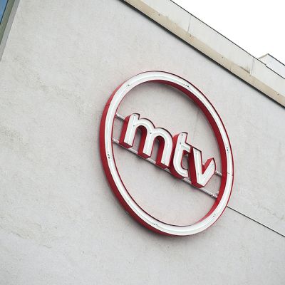MTV:n logo betonisen konttorin ulkoseinässä Pasilassa.