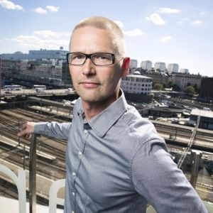 "Det är dags att här och nu leva det liv vi vill leva men för att kunna göra det kräver det att vi vågar fatta aktiva beslut." - Ari Ari Riabacke är beslutsdoktor