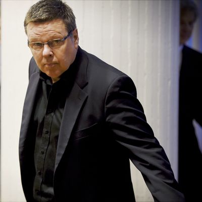 Jari Aarnio häntä koskevien lahjus- ja virkarikosepäilyjen pääkäsittelyn alkaessa Helsingin käräjäoikeudessa 13. tammikuuta 2015.