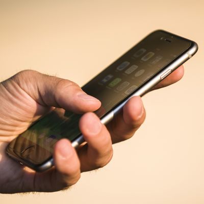 Miehen kädessä iPhone 6 Plus.