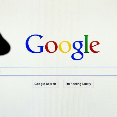 Kasvojen musta siluetti on vastakkain Googlen haku -sivuston kanssa.