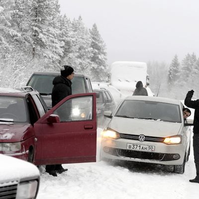 Turvapaikanhakijoita puomiasemalla 3 kilometriä Alakurtista itään 23. tammikuuta odottamassa Venäjän rajavartiolaitoksen lupaa jatkaa matkaansa Suomen Sallan Kelloselän raja-asemalle.