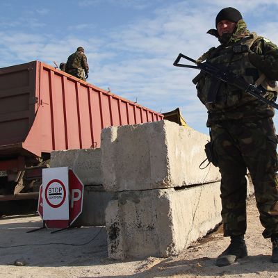 Ukrainalainen rajavartija tarkastuspisteellä maantiellä Ukrainan ja Krimin rajalla.