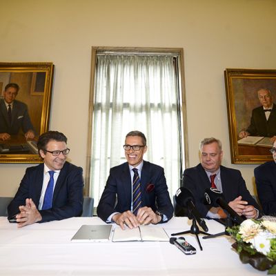 Päivi Räsänen, Ville Niinistö, Alexander Stubb, Antti Rinne ja Carl Haglund hallitusneuvottelujen infossa eduskunnassa, 16. kesäkuuta 2014.