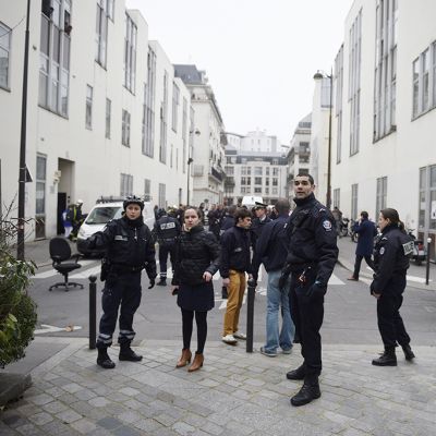 Poliiseja Charlie Hebdo -lehden toimituksen lähistöllä Pariisissa keskiviikkona.