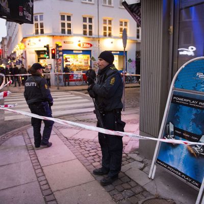 Poliiseja Powerplay -internetkahvilan ulkopuolella sunnuntaina.