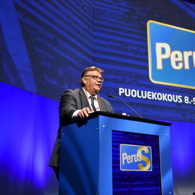 Perussuomalaisten puheenjohtaja Timo Soini puhumassa perussuomalaisten puoluekokouksessa Turun Logomossa lauantaina 8. elokuuta 2015.