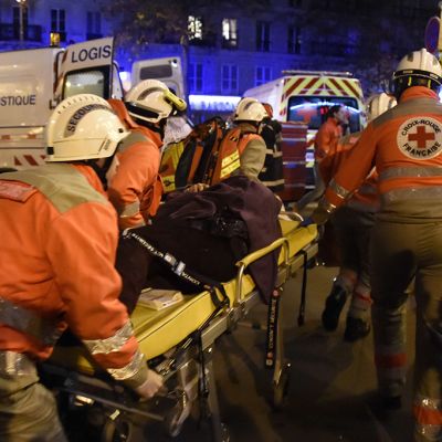 Ranskan Punainen Risti evakuoi haavoittuneita  Bataclan-konserttitalosta Pariisissa.