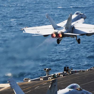 Yhdysvaltain Super Hornet -hävittäjä nousee lentoon Persianlahdella lokakuussa 2014.