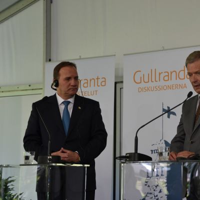 Löfven ja Niinistö puhujakorokkeilla.