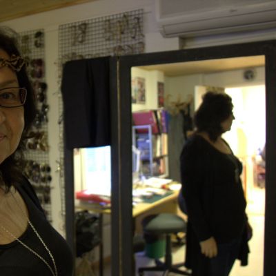 Teatteri Imatran puvustaja Marja Liukkonen ja haltian otsaripa
