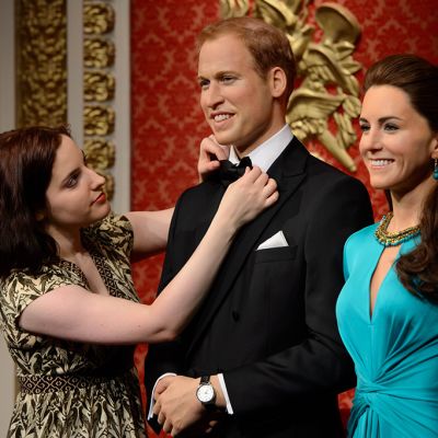 Stylisti siistii Madame -Tussaud vahakabinetin uusia tulokkaita, Prinssi Williamia ja Cambridgen herttuatar Katea.