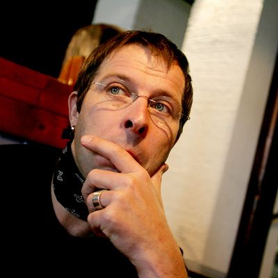 Stefan Lindfors mietteliäänä.