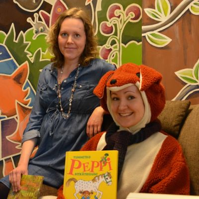 Kaarinan kirjaston kettu Heidi Heiniö esittelee satukirjaa Kirsi Kallioniemen kanssa.