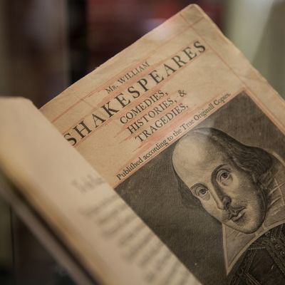 Ensi aukeama Shakespearen näytelmien kokoelmasta. Kuvituksena Shakespearen kasvot.