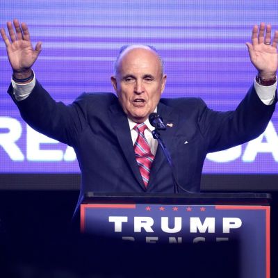 Giuliani kädet levällään Trumpin kampanjatapahhtumassa Miamissa syyskuussa.