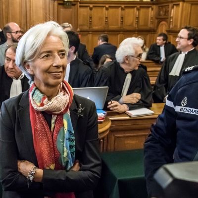 Lagarde oikeudessa, taustalla oikeuden henkiökuntaa, toimittajia.