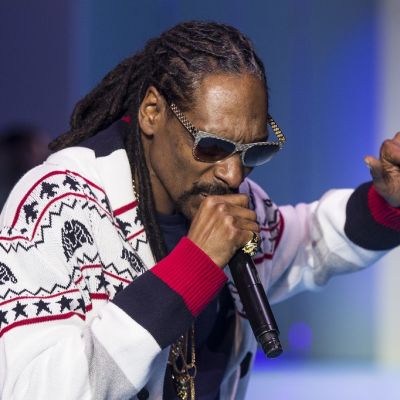 Räppäri Snoop Dogg esiintymässä Pariisissa maalikuussa 2015.