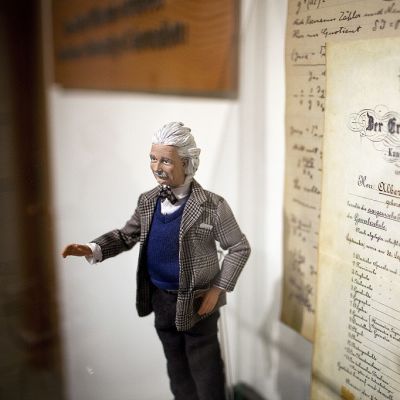 Fyysikko Albeet Einsteinia esittävä vahanukke