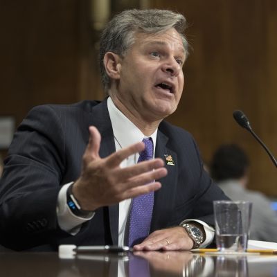 FBI:n johtaja Christopher Wray puhuu senaatissa.