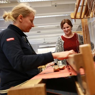 Liisa Kivelä ja professori Pirita Seitamaa-Hakkarainen, käsityötiede