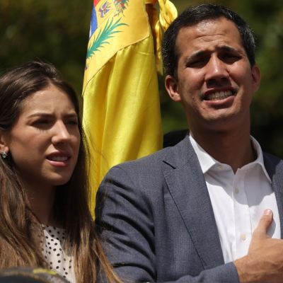 Guaidó pitää puhetta. Taustalla näkyy väkijoukkoa ja Venezuelan lippu.