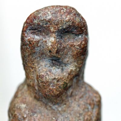 Pienoisveistos ihmiskasvoista