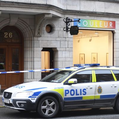 Kuvassa poliisiauto tukholmalaisen Couleur-taidegallerian edessä.