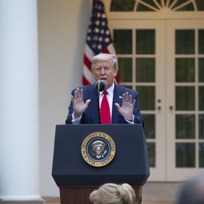 Kuvassa Donald Trump puhujanpöntön takana. Taustalla Yhdysvaltain lippu.