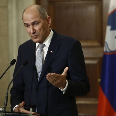 Janša taustallaan Slovenian ja EU:n liput.