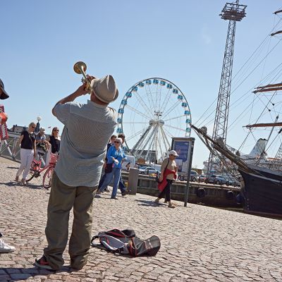 Katusoittajia Helsingin Kauppatorilla.