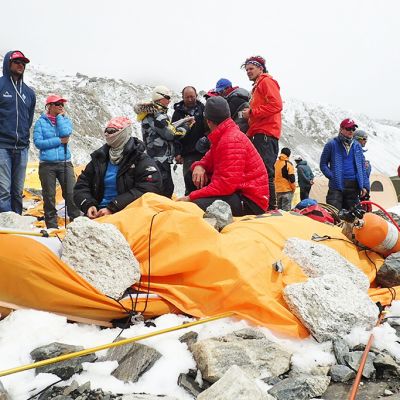 Kiipeilijöitä maanjäristyksen tuhoamalla leirillä Mount Everest -vuorella 25. huhtikuuta.