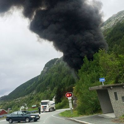 Tunnelista nousi savua törmäyksen jälkeen.