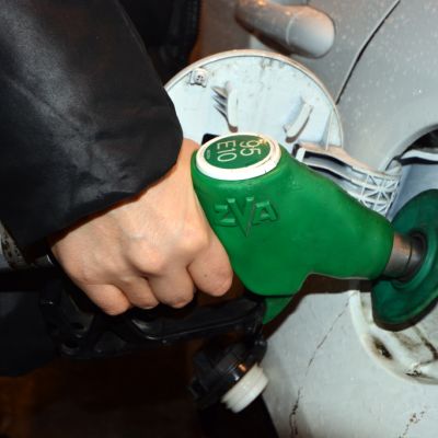 Bensaa tankataan autoon