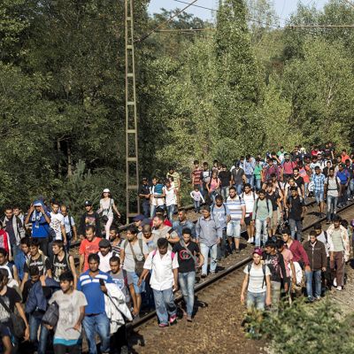 Turvapaikanhakijoita Budapestin länsipuolisella rataosuudella Unkarissa 4. syyskuuta 2015.