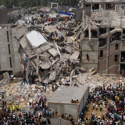 Bangladeshissa sortuneen tekstiilitehtaan rauniot.