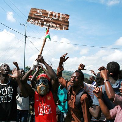Mielenosoittajat protestoivat presidentti Pierre Nkurunzizan kolmatta kautta vastaan Bujumburassa, Burundissa 11. toukokuuta