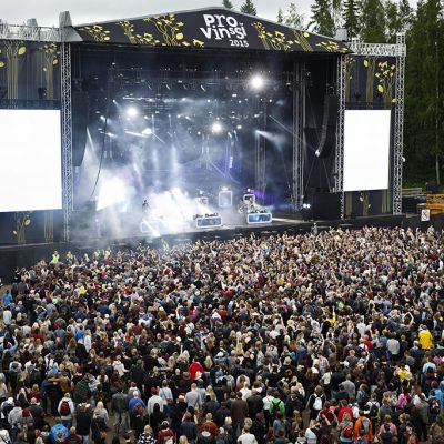 Yleisöä Apulannan keikalla Provinssi-festivaalilla Seinäjoella 27. kesäkuuta 2015.