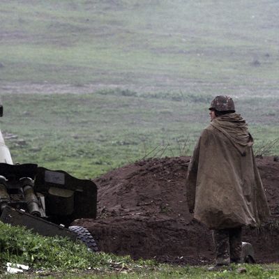 Armenian tykistö asemissa Vuoristo-Karabahissa sunnuntaina.