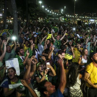 Brasilialaiset juhlivat kongressin alahuoneen tekemää, presidentti Dilma Rousseffin virkarikossyytettä tukevaa äänestystulosta Rio de Janeirossa 17. huhtikuuta 2016.