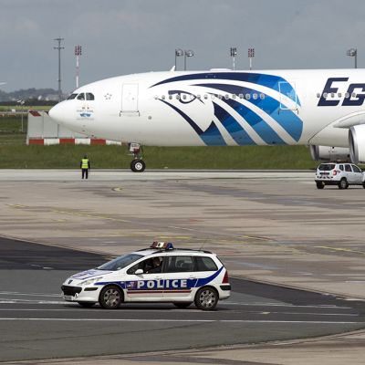Egyptairin kone Charles de Gaullen kentällä Pariisissa torstaina. Kuvassa ei ole turmakone.